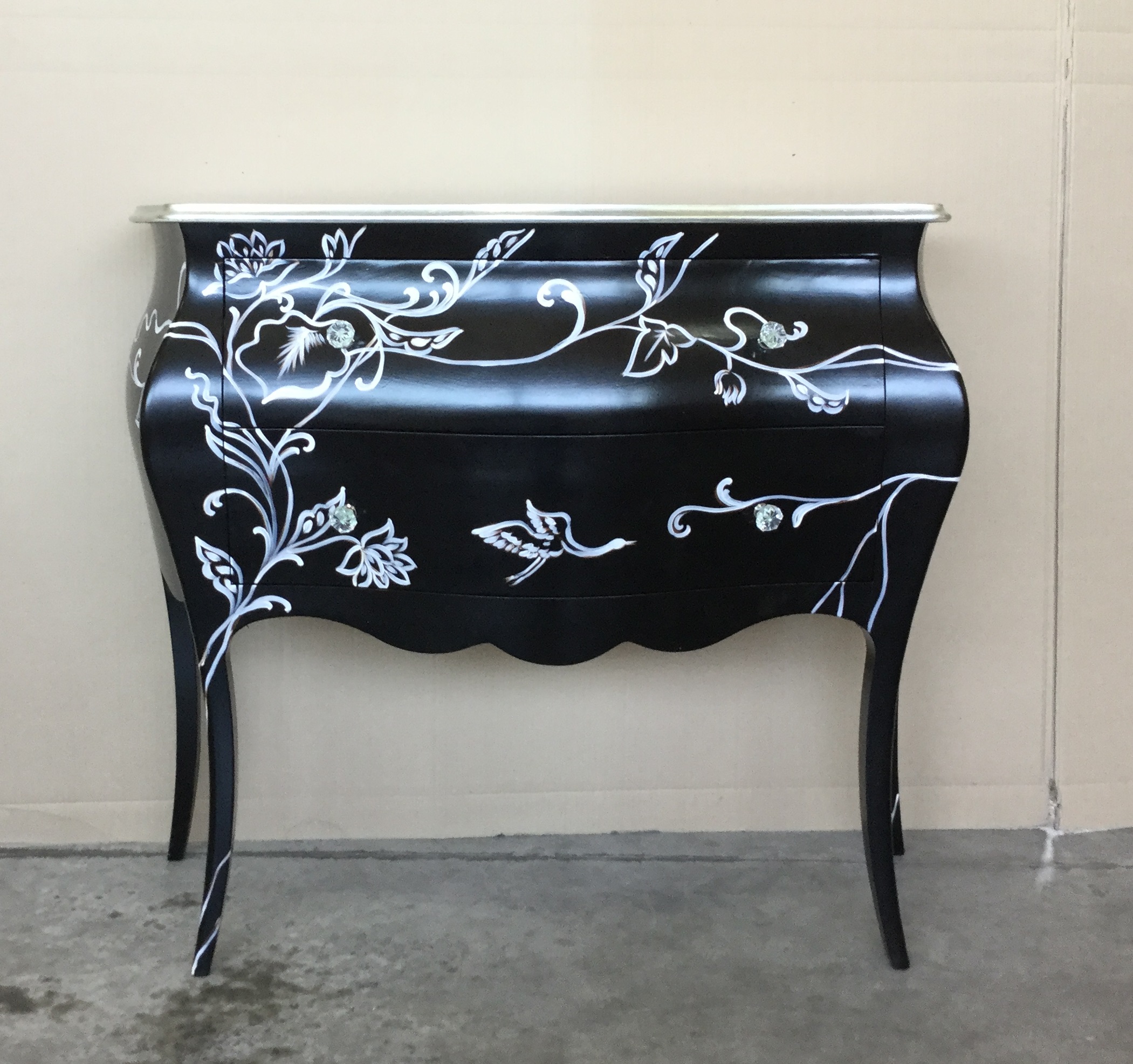 Comò sagomato classico decorato in offerta