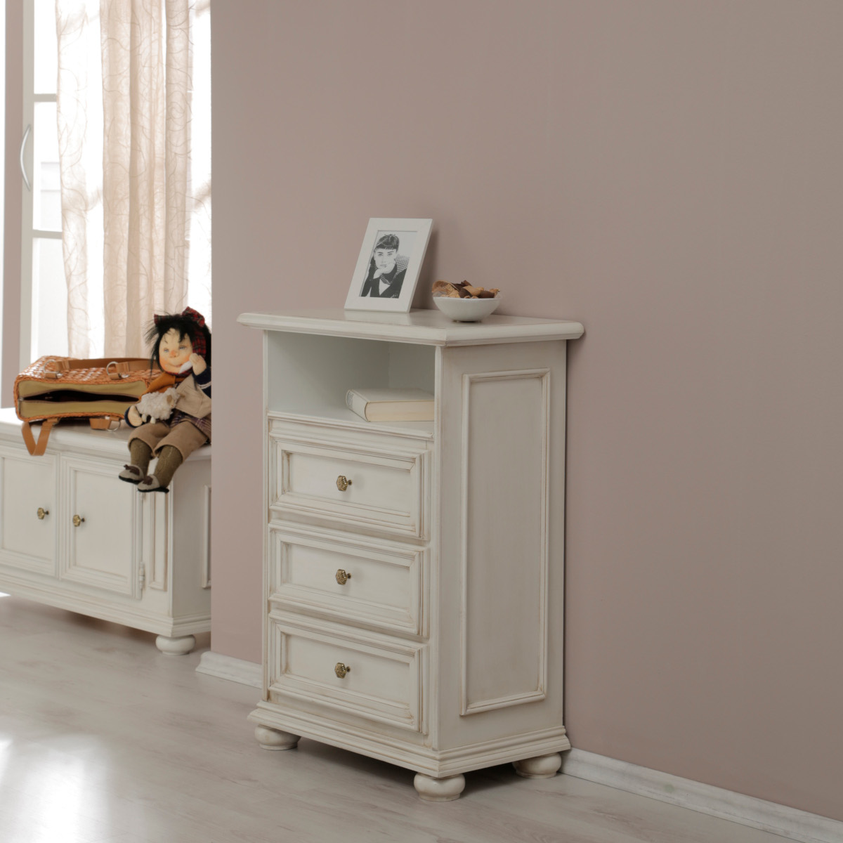 Comodino classico in legno tre cassetti in bianco anticato