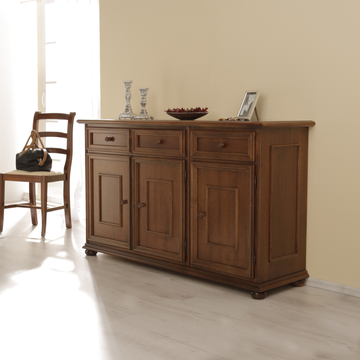 Credenza artigianale in legno tre ante noce