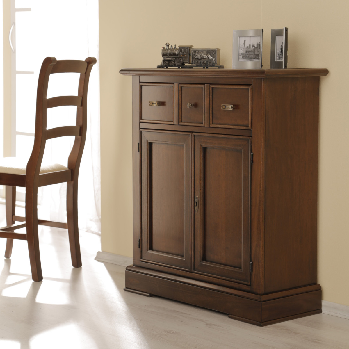 Credenza piccola in legno classica due porte in noce anticato