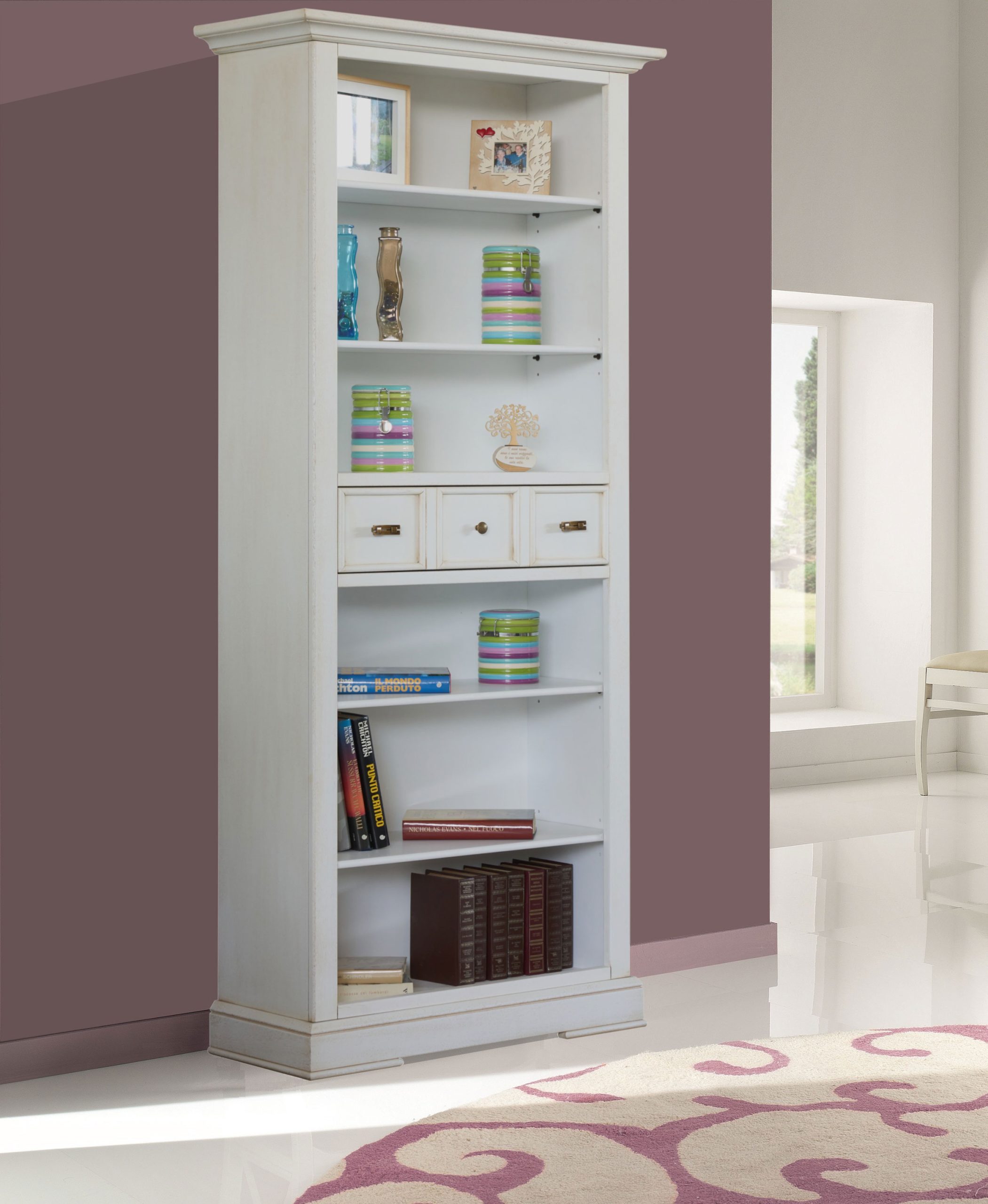 Libreria classica in legno con un cassetto bianca