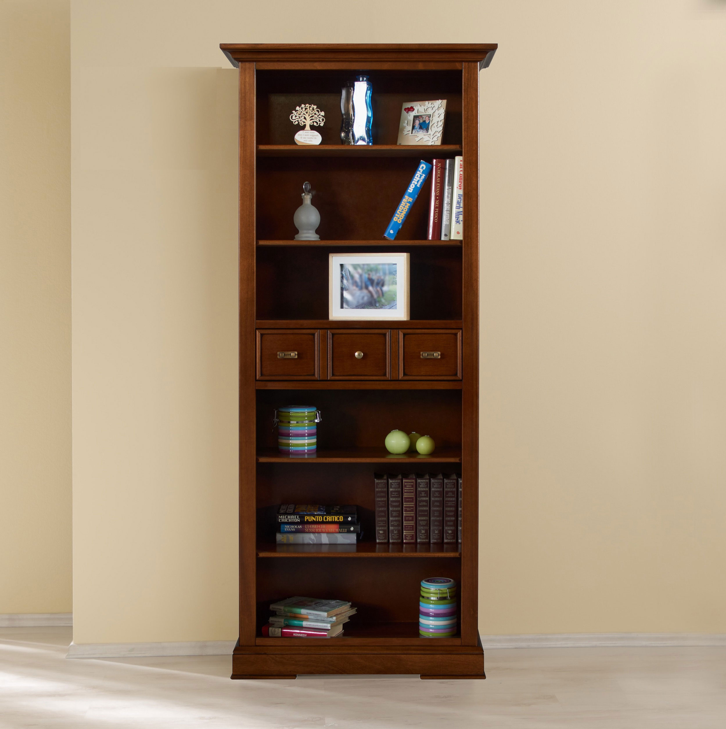 Libreria classica in legno con un cassetto in noce