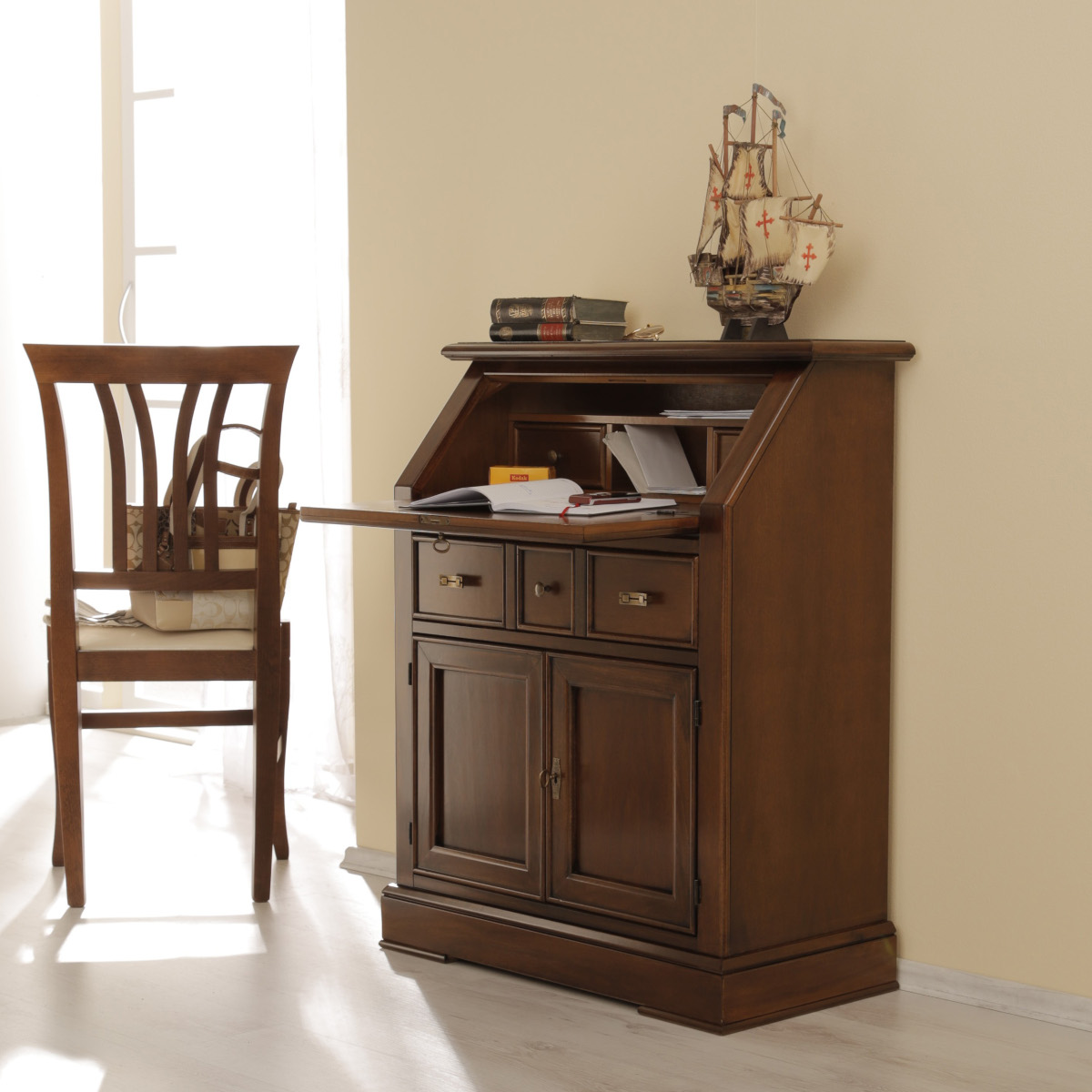 Secretaire classico in legno noce anticato