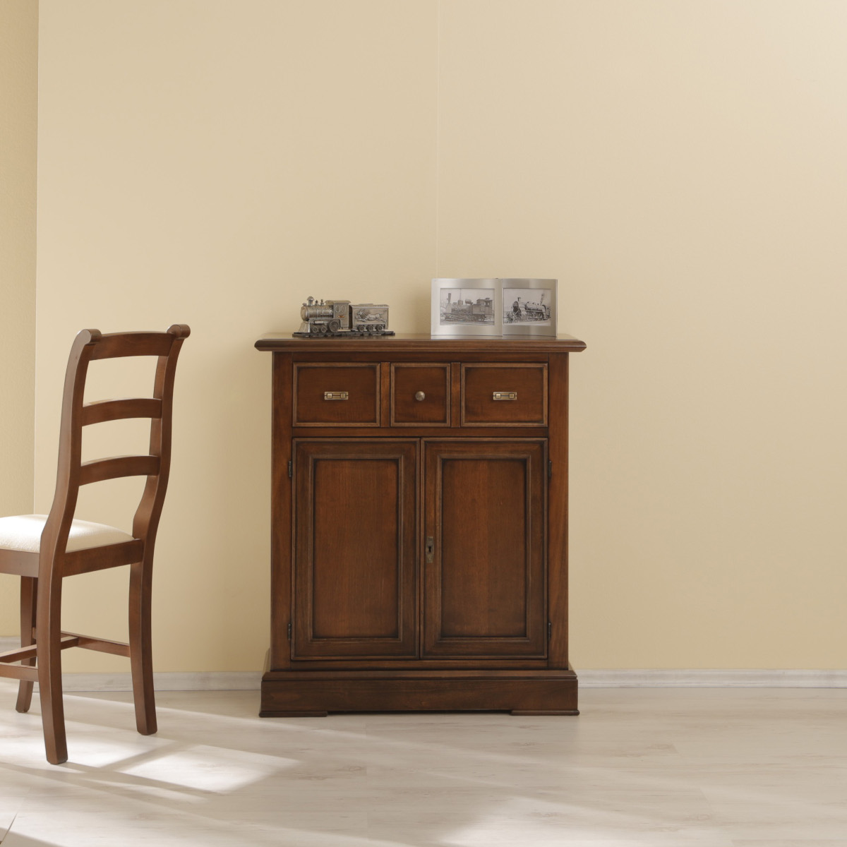 Credenza piccola artigianale in legno due porte noce